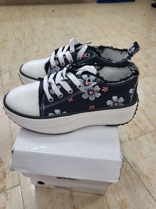 Дамски спортни обувки