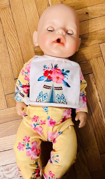 Baby Born, Bebe fetiță interactivă cu hăinuțe și accesorii