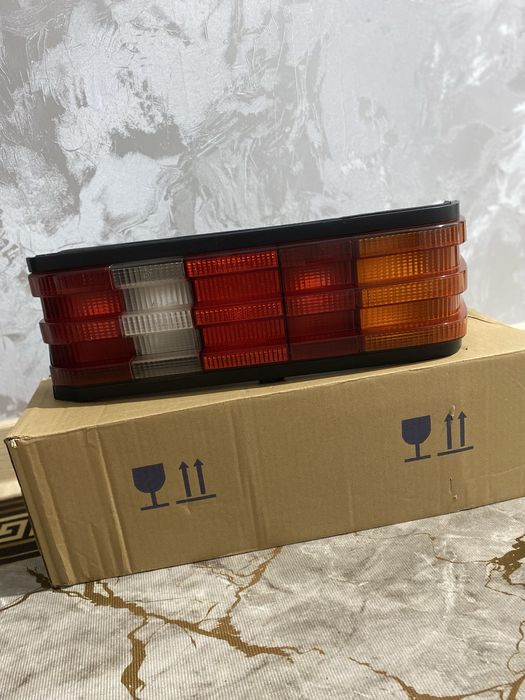 Продам правую фару Мерседес 190