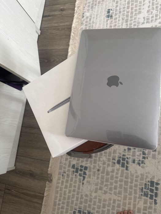 Ноутбук Apple макбук почти не пользовалась