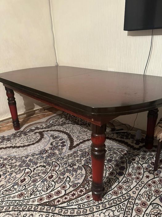 Срочно продам стол в хорошем состояние.