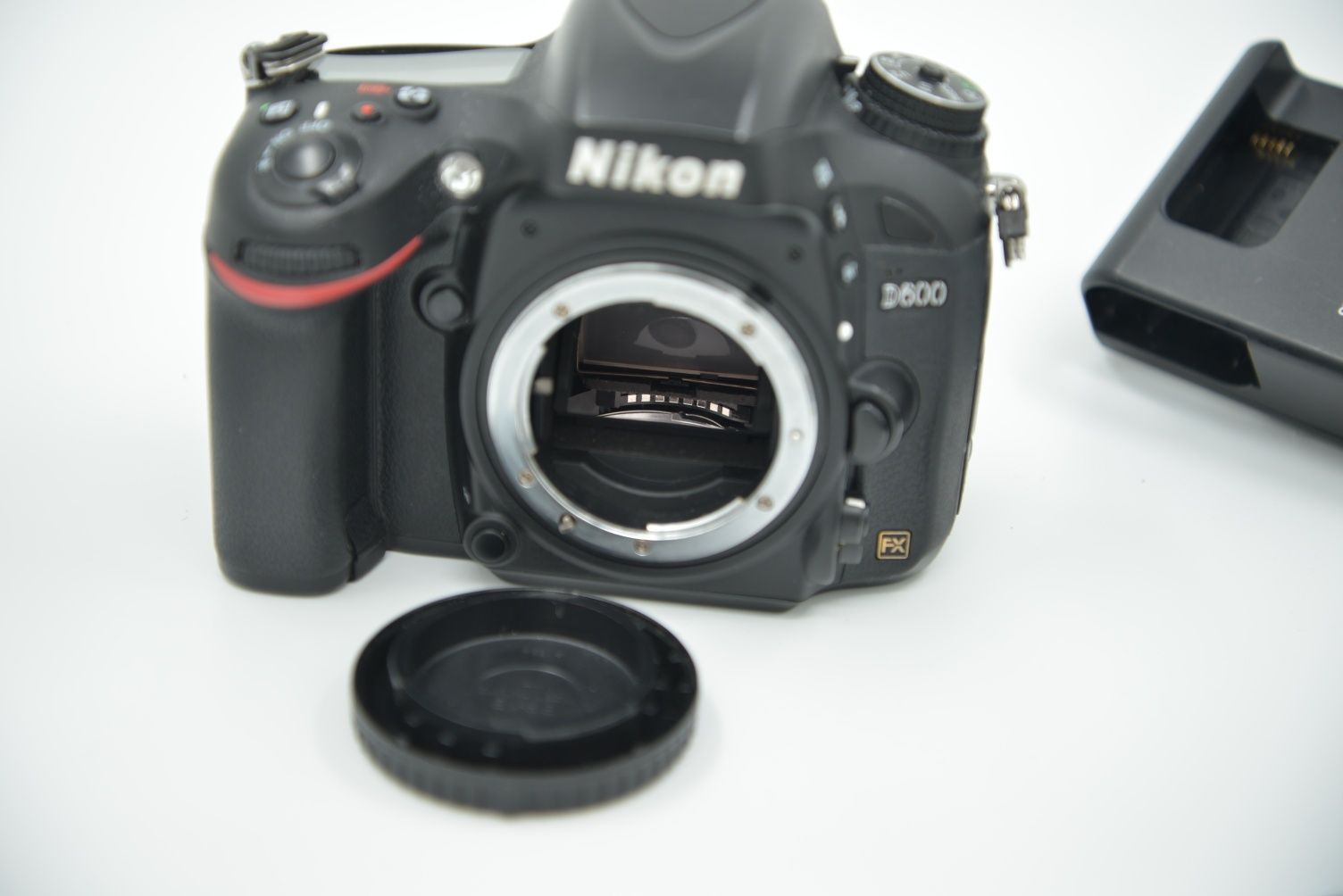 Body Nikon D600 full-frame stare excelenta cu accesorii