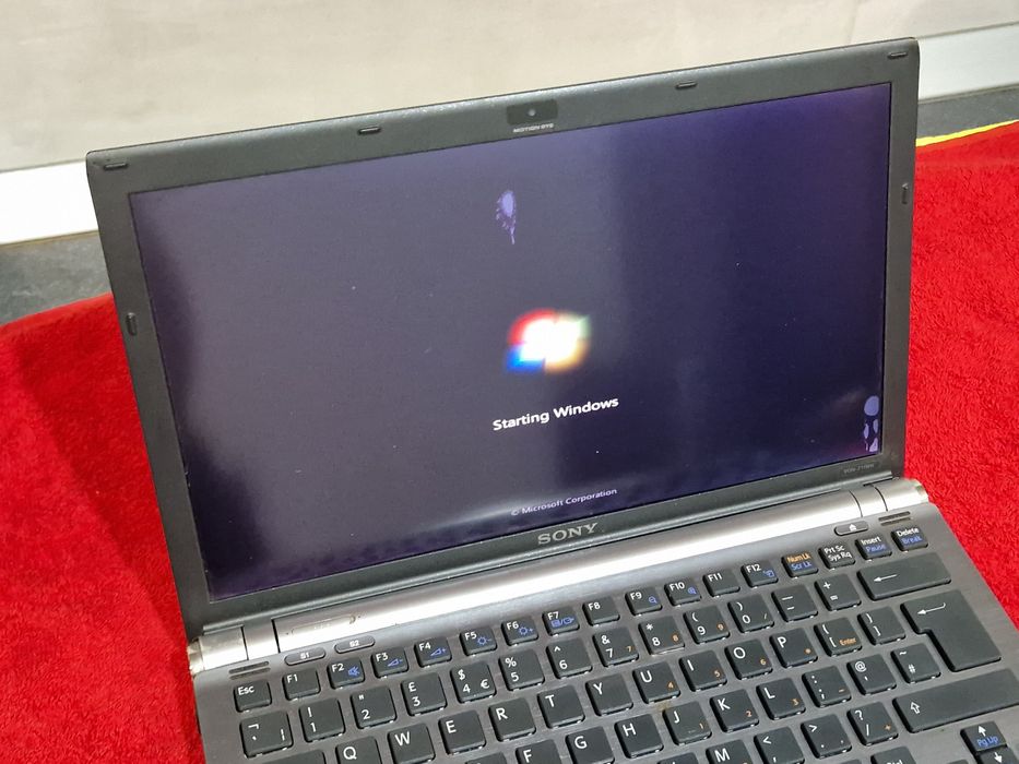 Laptop Sony PCG 6X2M cu două pete pe display