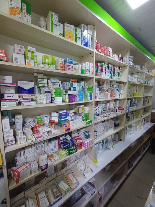 Аптека учун мебель сотилади