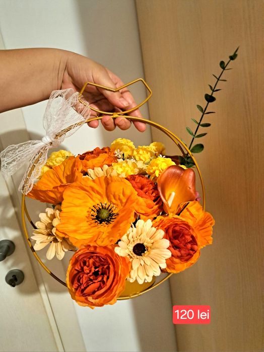 Vând aranjamente florale