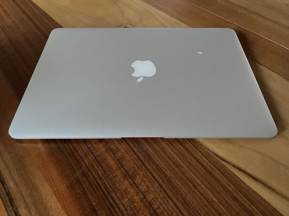 MacBook Air 13” (Mid 2011) — с чисто нова батерия + зарядно + кутия