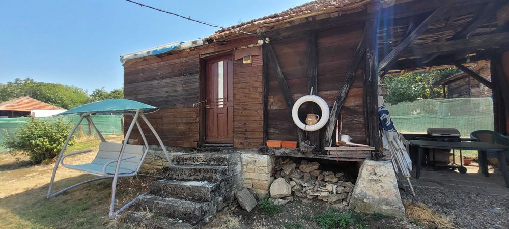 Продава се двуетажна къща със стопански сгради и голям двор