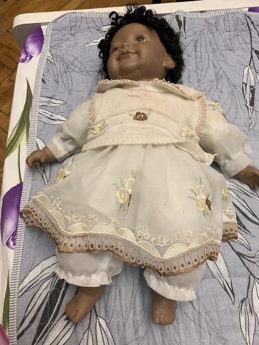 Кукла фарфоровая.