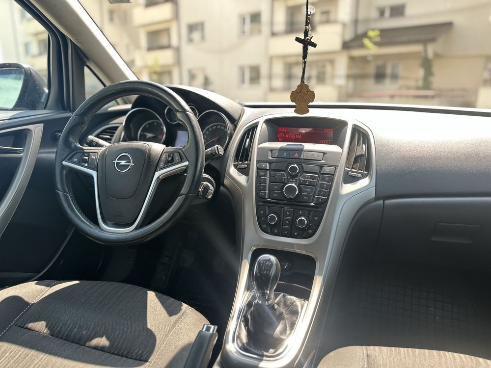 Opel Astra J 2011