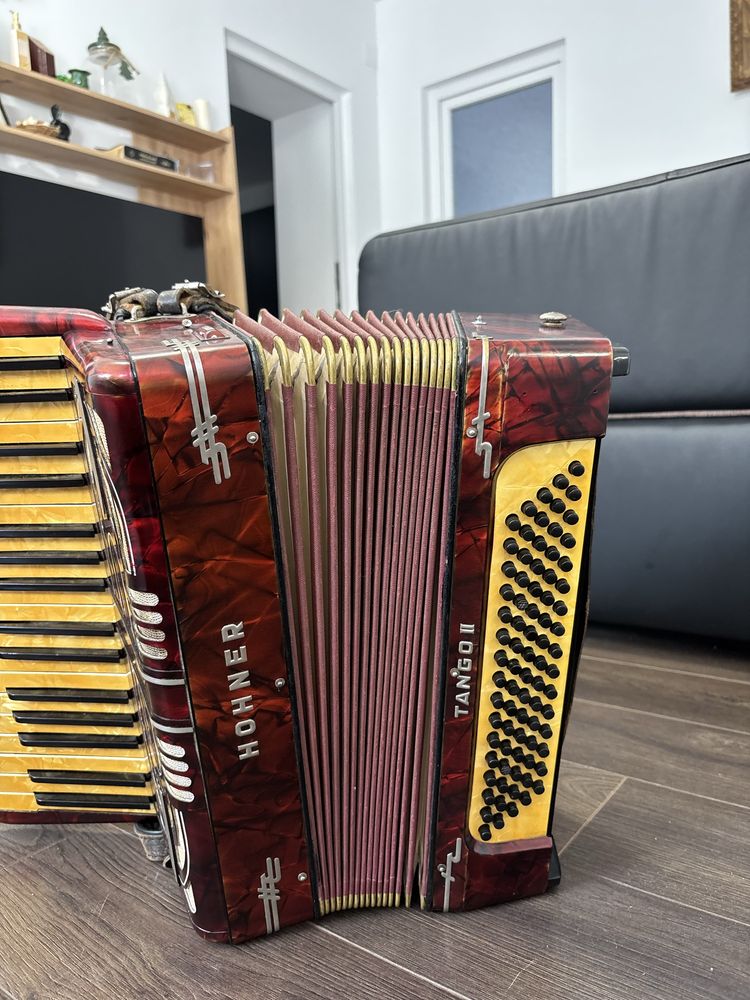 Acordeon Hohner Tango 2 cu 80 de basi potcoava