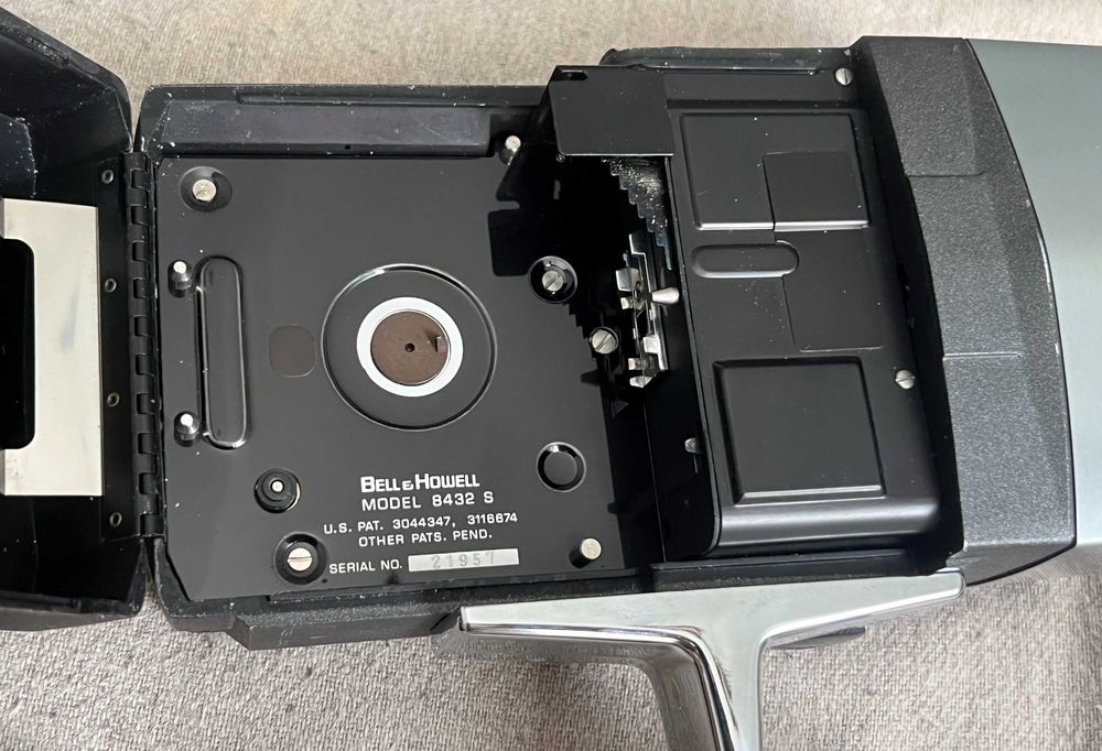 Cameră Bell & Howell Super 8 model 8432S vintage nefuncțională gentuta