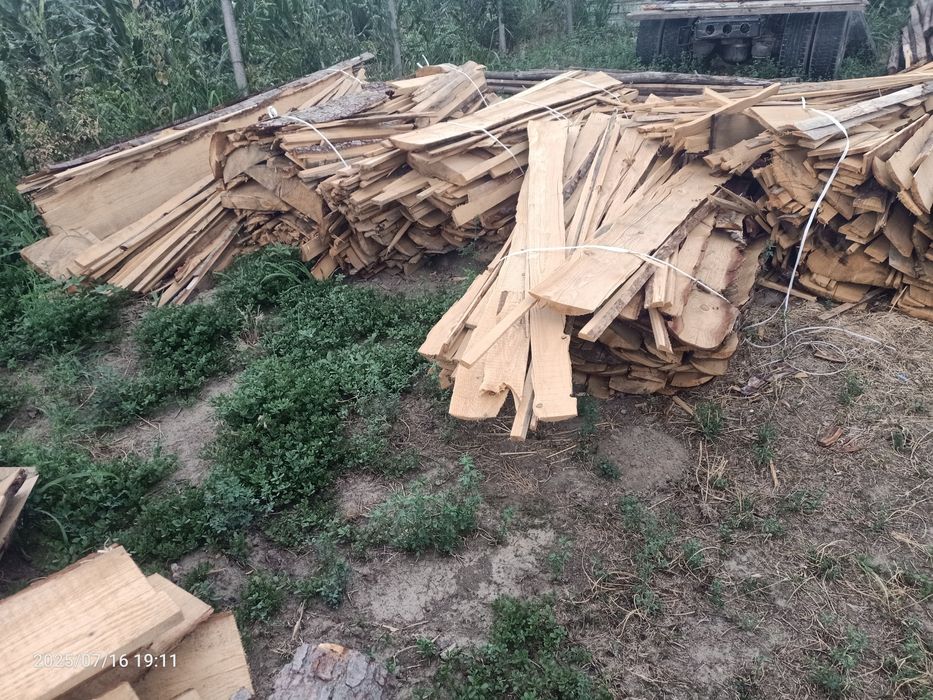 Deșeuri margini paleti de brad