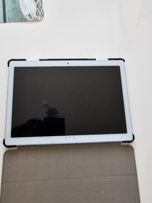 Продавам таблет Леново MP10