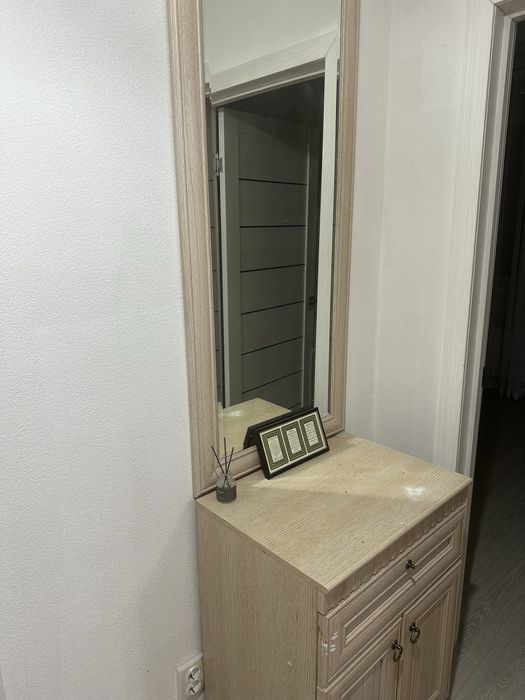 Шкаф и комод с зеркалом