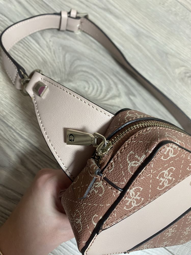 Оригинална дамска чанта Guess