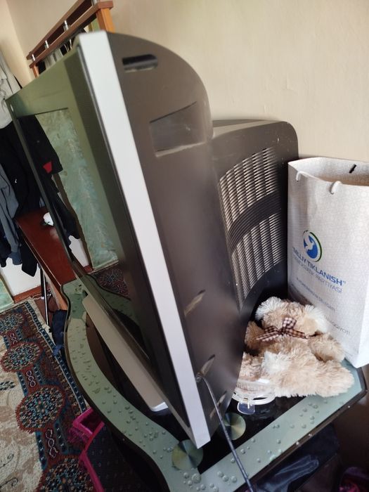 Televizor Samsung podstavkasi bilan