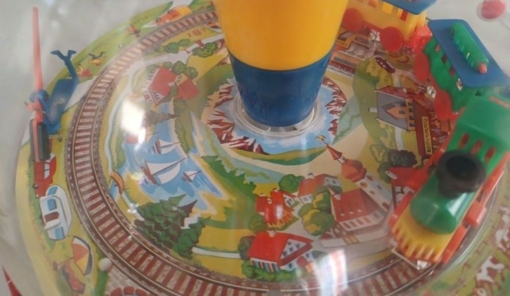 Jucărie veche. Obiectul din imagine este o jucărie tip titirez cu tren