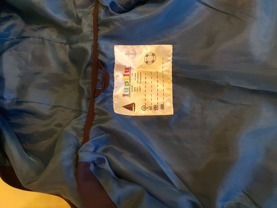 Продавам детско непромокаемо яке с качулка , синьо