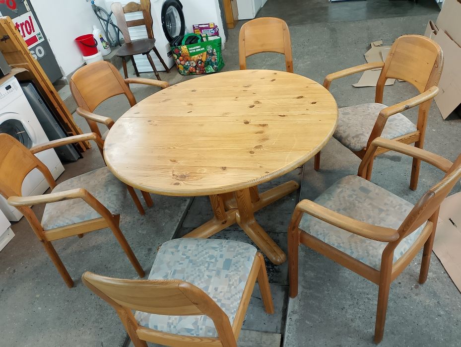 Маса със столове