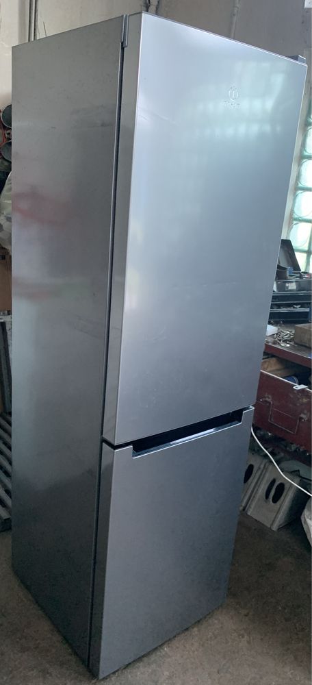 Vand frigider Indesit