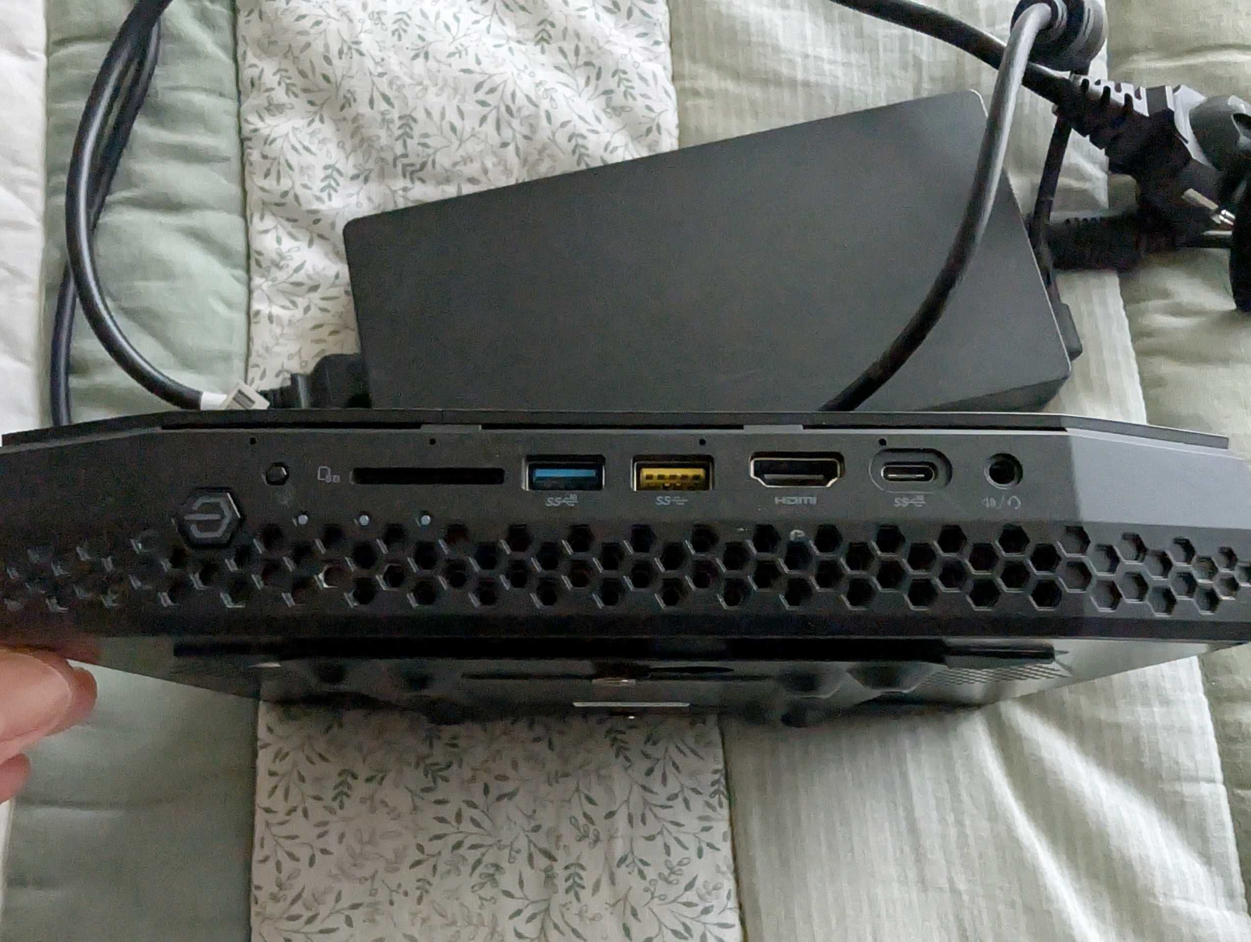 Intel NUC мини компютър