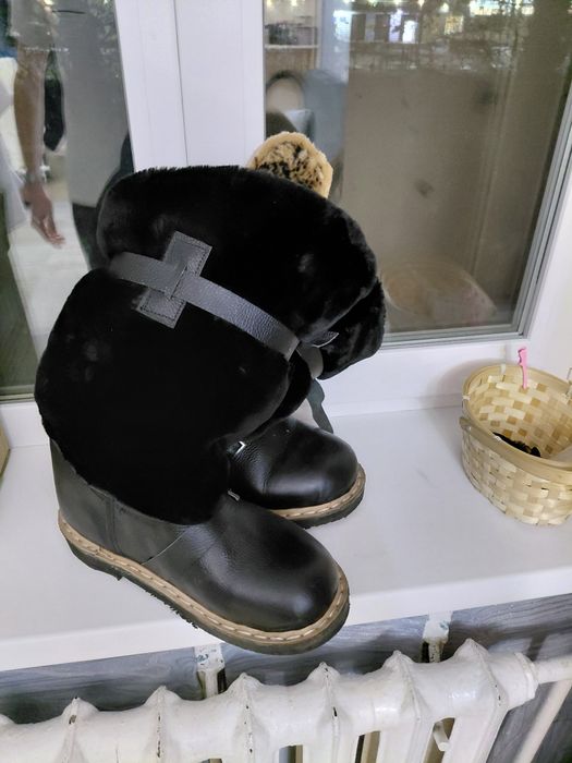 Продам унты новые