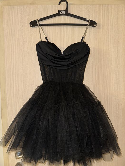 Черна къса рокля с прозрачен тюл около кръста, размер S, цена 150лв.