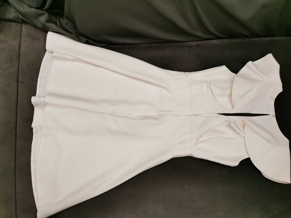 бяла бутикова рокля