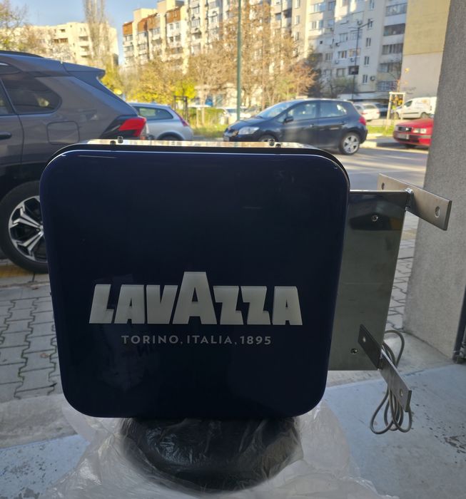 Новa светеща рекламна табела на Lavazza