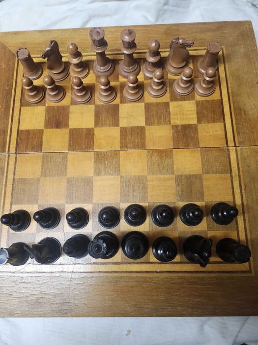 шах - дървена дъска/отдолу табла,  с комплект фигури
