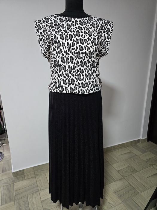 Fusta neagra plisata cu glitter, model superb