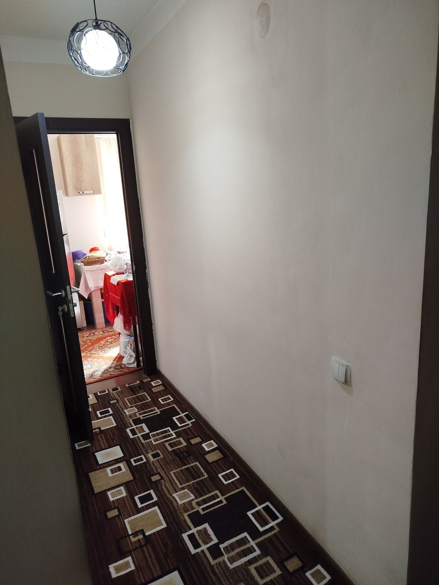 Sergeli 5a kvartira sotiladi