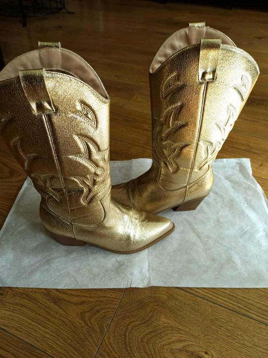 Дамски ботуши в златисто