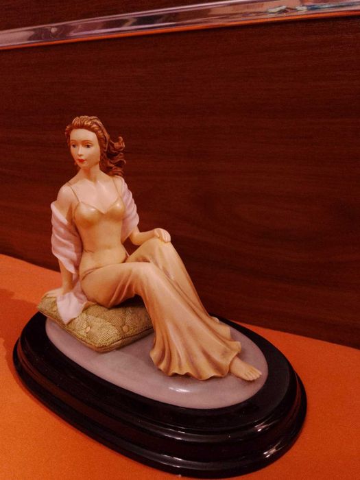 Фигура "Дамата върху възглавница"