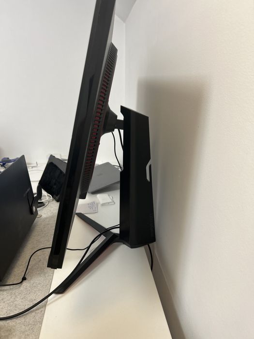 Monitor LG 32” QHD + brat de birou