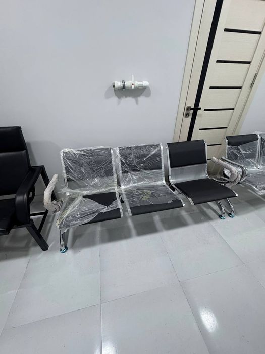 Скамейка аэропортовского типа - прочная и стильная!