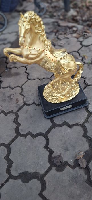 Продам статую золотую лошадь.