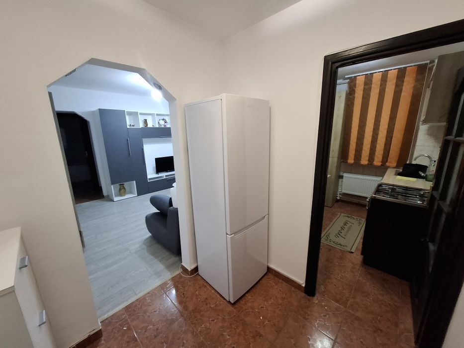 Str. 22 decembrie, 2 camere semidecomandat,  etaj 3