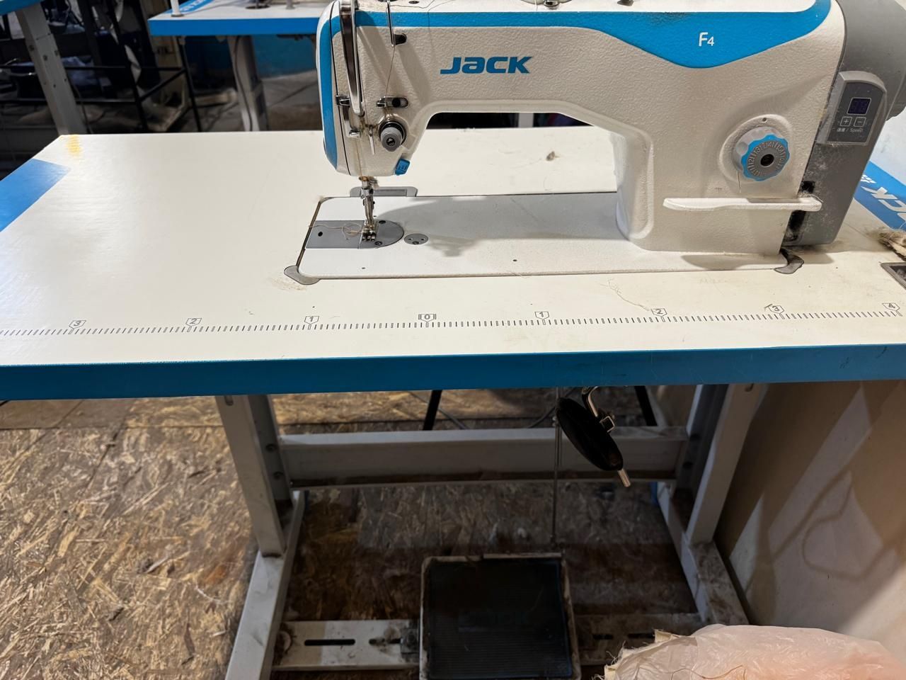 Срочно продается швейная машинка jack f4 со столом -2шт