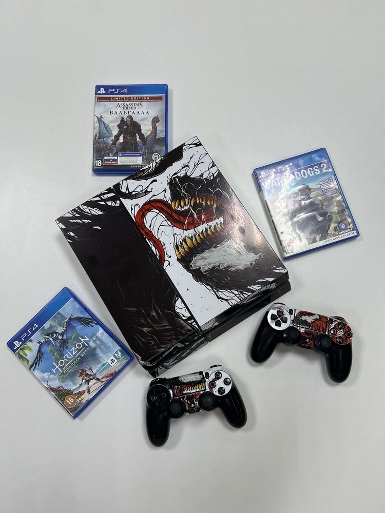 PS 4 | 2 геймпада | 3 диска с играми
