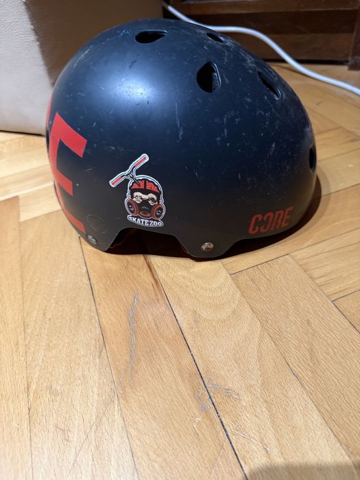 Наколенки, каски и налакътници