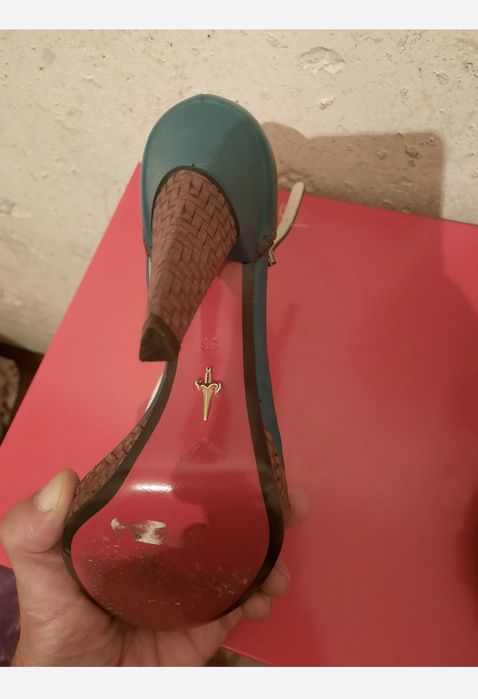 Vând sandale Cesare Paciotti