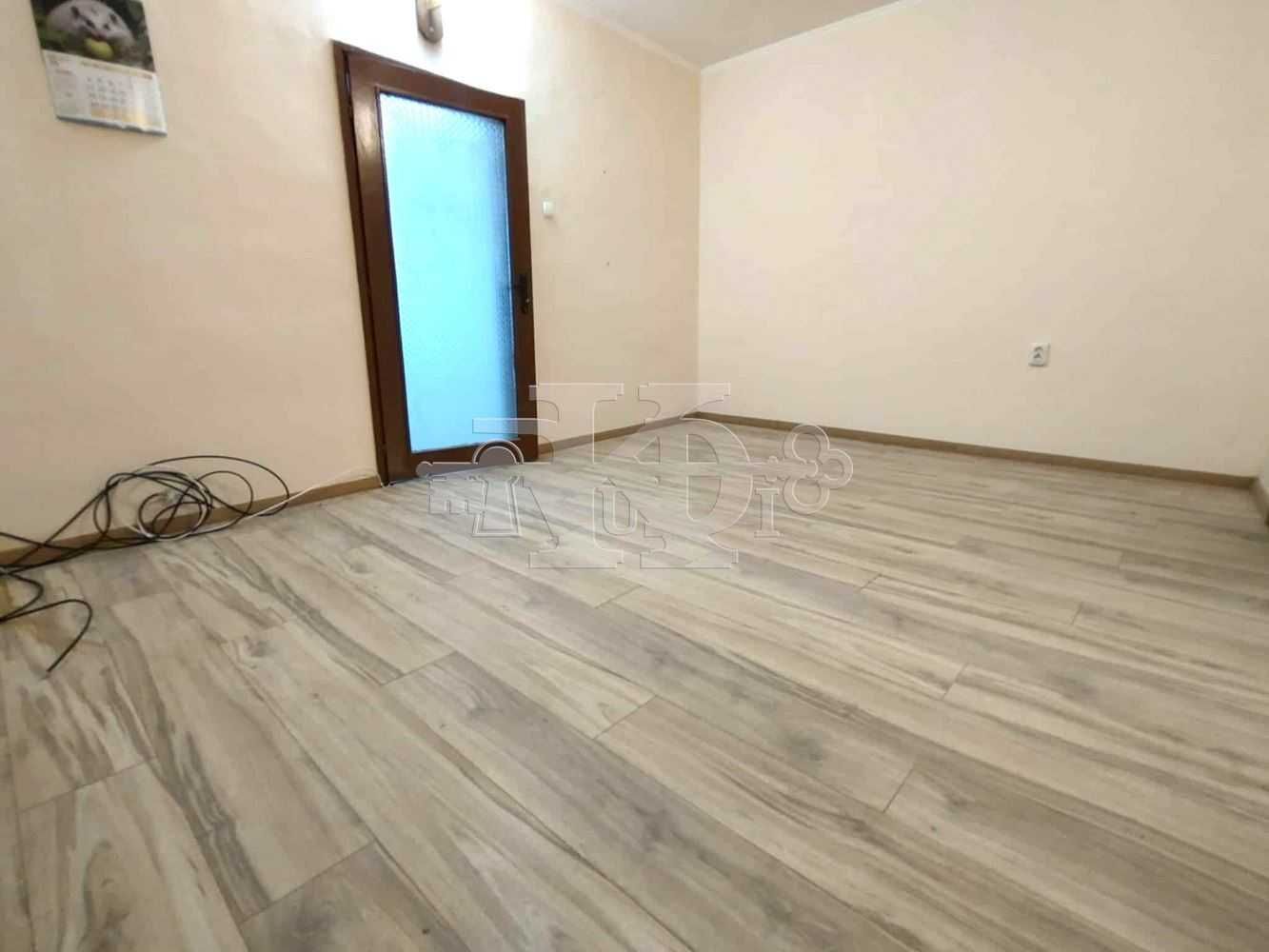 Зад хотел Добруджа, тристаен тухлен обновен апартамент, 81800€.
