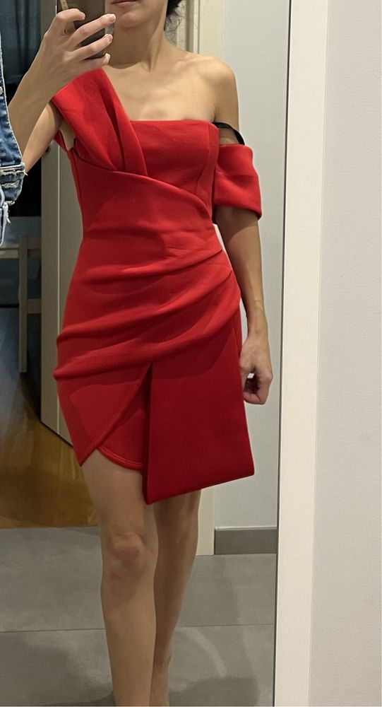 Ефектна червена рокля