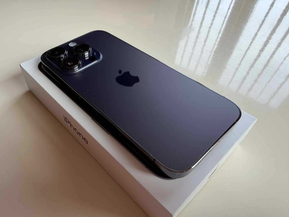 iPhone 14 Pro, 256 GB + стъклен протектор и два кейса