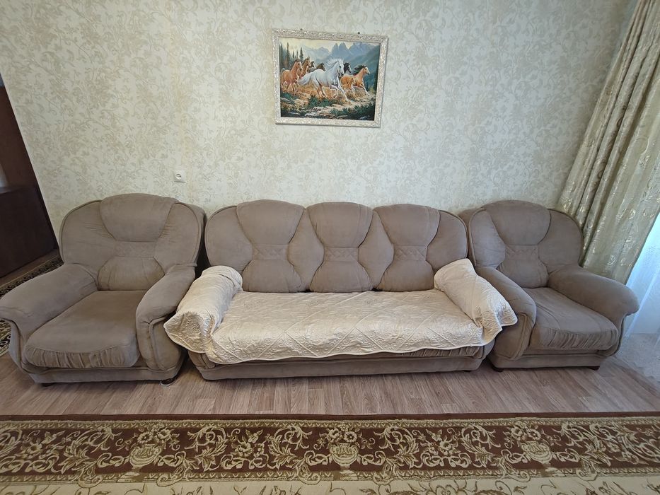 Продам диван с двумя креслами