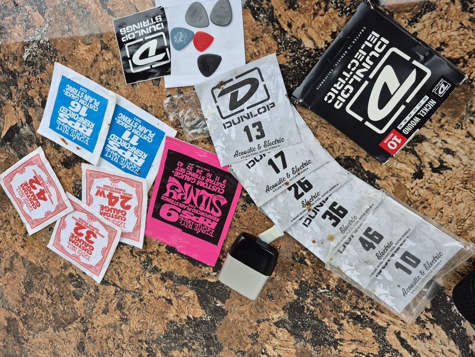 Vând accesorii pentru chitara, Dalop toate la pachet 


Atentie !!!

-