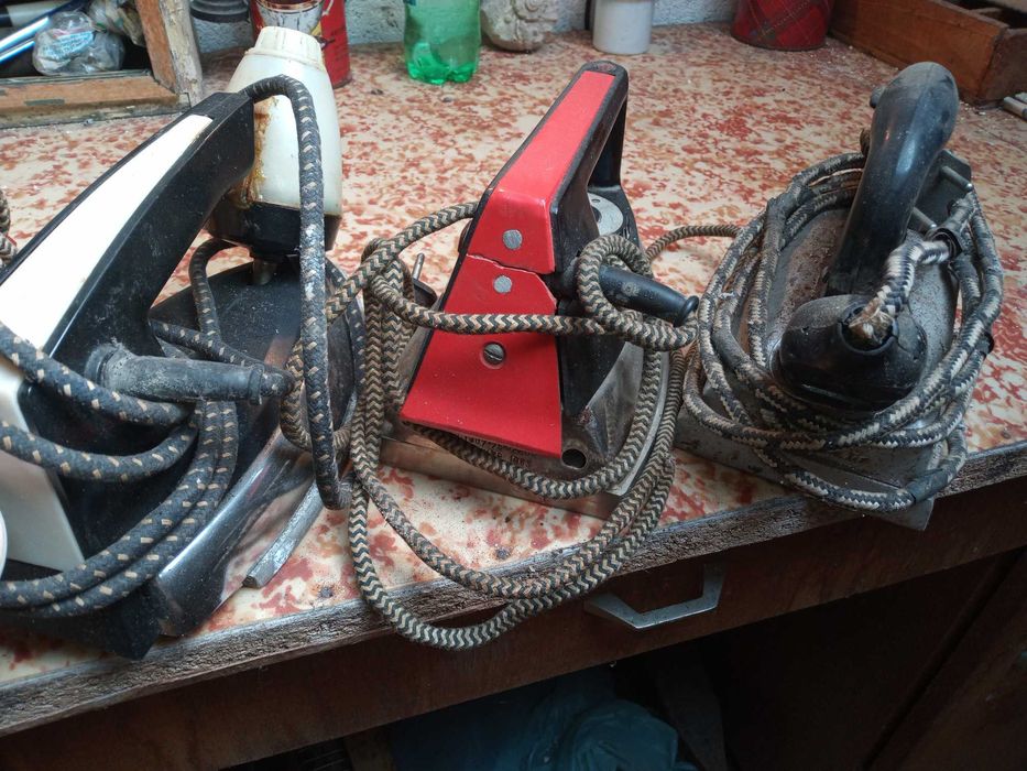 Стари Руски Електрически Ютии.