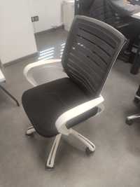 Офисное кресло белое
