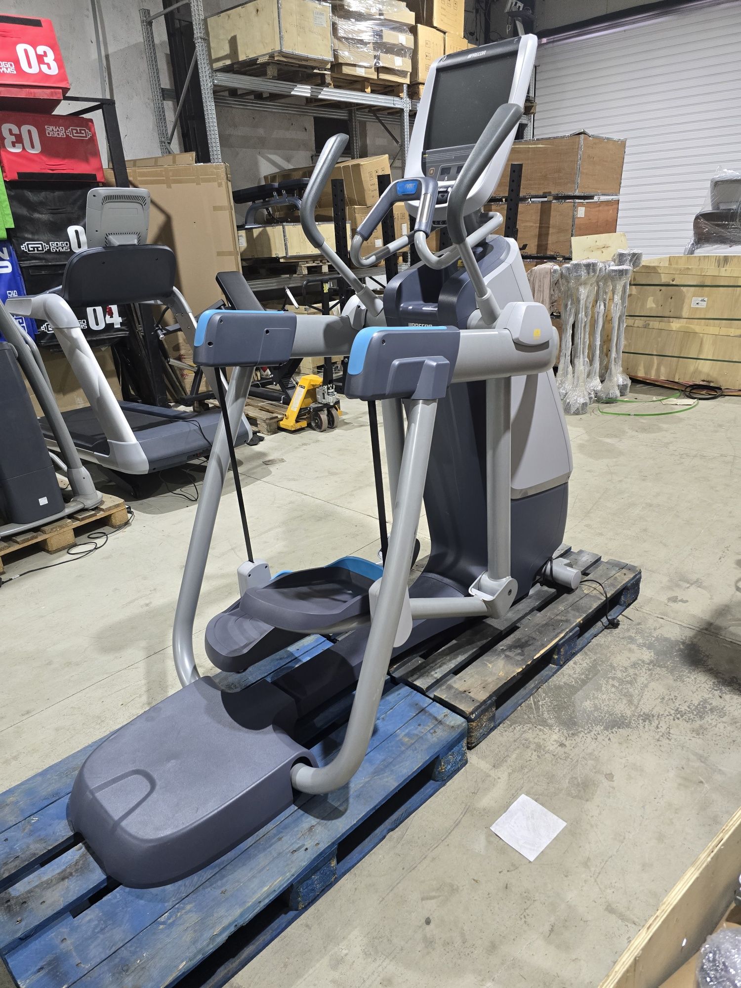 Precor AMT USA професионален  комбиниран крос и степер фитнес уред